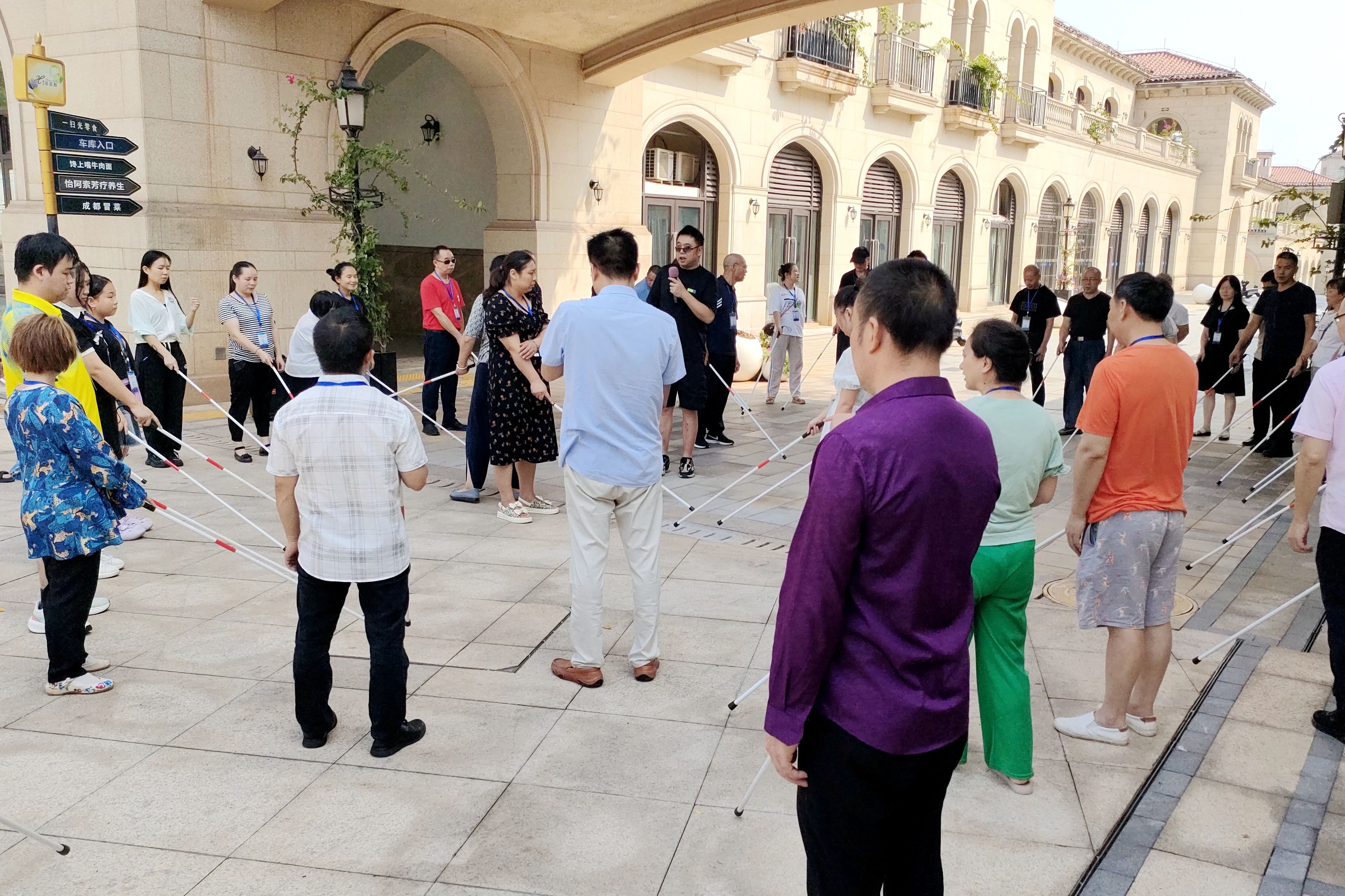 图为2024年中途失明者自助互助康复服务师资培训班定向行走课程现场